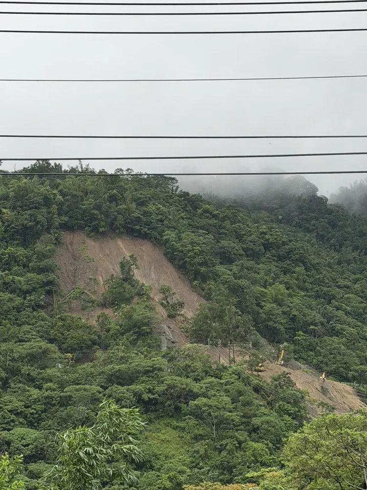 南橫公路出現大量土石坍滑，白雲寺路段邊坡道路阻斷。甲仙工務段提供