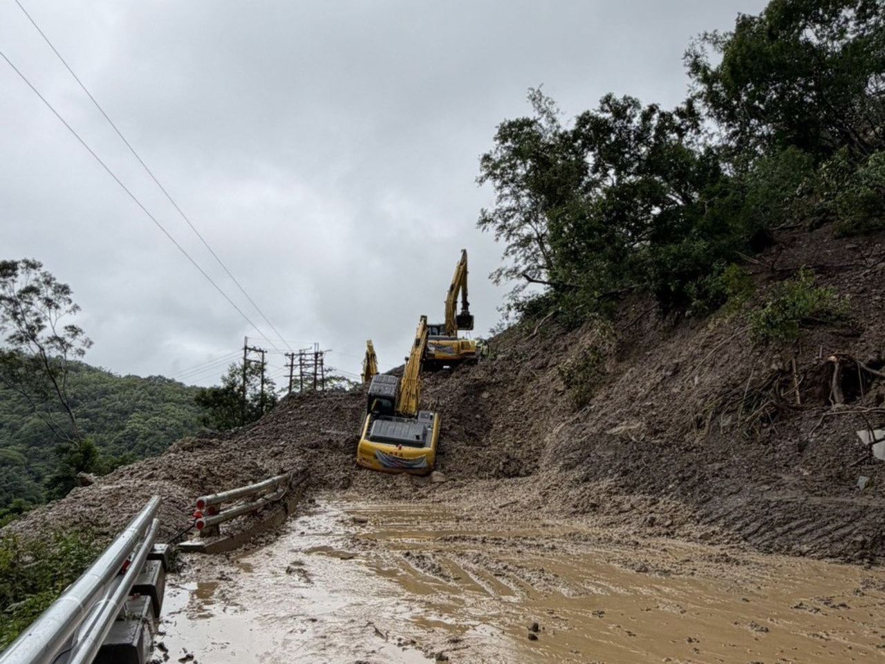 雨炸高雄!南橫公路大量土石坍塌 白雲寺邊坡道路阻斷搶通中