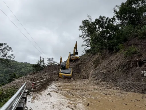 雨炸高雄！南橫公路出現大量土石坍滑　白雲寺路段邊坡道路阻斷搶通中