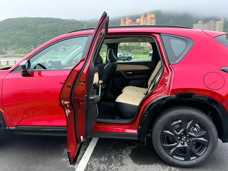 新CX-5後車門開啟角度更接近90度，搭配增加70mm的車門開口寬度，無論乘客上下車或安裝兒童安全座椅，都能提供更充裕的進出空間。林浩昇攝
