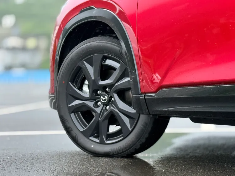 25S AWD Exclusive以上車型標配19吋鈦黑鋁圈，搭配225/55R19輪胎與黑色鋼琴烤漆環車護板，讓新CX-5在都會休旅之外也多了幾分SUV氣息。林浩昇攝