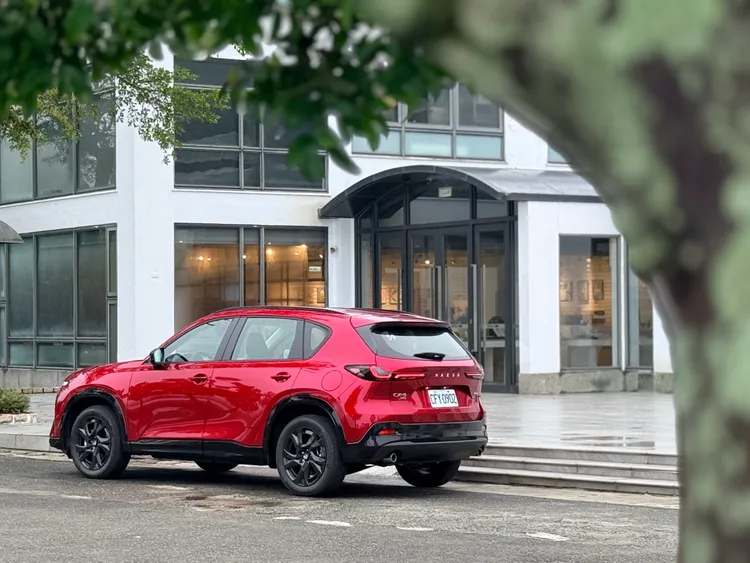 第三代CX-5車長一舉增加115mm來到4,690mm，軸距也拉長至2,815mm，在車格放大的同時仍維持Mazda擅長的流線車身比例，沒有因為尺碼增加而顯得笨重。林浩昇攝