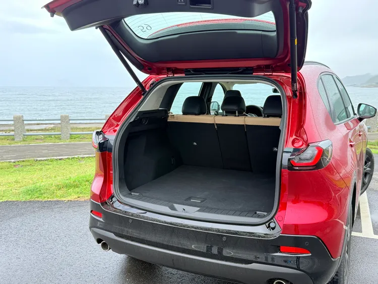 新CX-5行李廂開口高度與內部深度同步增加，Premium以上車型另提供Hands-free感應式電動尾門，對於放置大型行李、嬰兒推車等物品更加方便。林浩昇攝