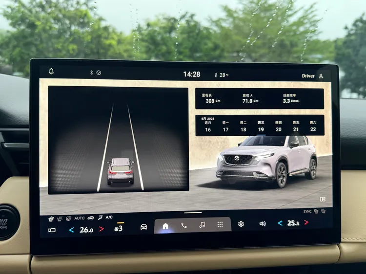 Premium以上車型配置15.6吋中央觸控螢幕，介面採全新設計，並將環景、空調與常用快捷功能固定在下方，讓駕駛在行進間也能快速找到需要的功能。林浩昇攝