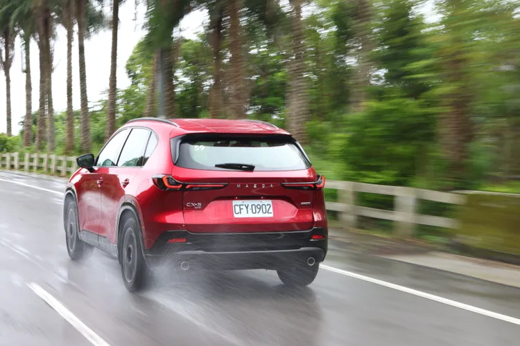 面對高速公路或爬坡等需要較多動力的情境，188hp、26.2kgm的2.5升引擎提供更充裕的推力，搭配六速手自排適時降檔，再加速表現比舊款更有餘裕。林浩昇攝