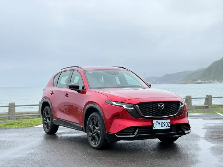 新CX-5換上全新懸浮式魂動之翼，搭配重新設計的LED頭燈與更寬大的下方進氣壩，車頭視覺比上一代更具份量，也讓新世代辨識度明顯提高。林浩昇攝