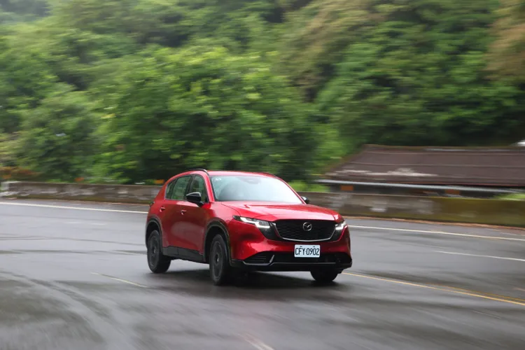 新CX-5重新調校前後懸吊與轉向系統，在提升舒適性的同時仍保有一定的車身支撐，連續彎道中車身側傾幅度容易掌握，維持Mazda一貫的靈活操控感。林浩昇攝