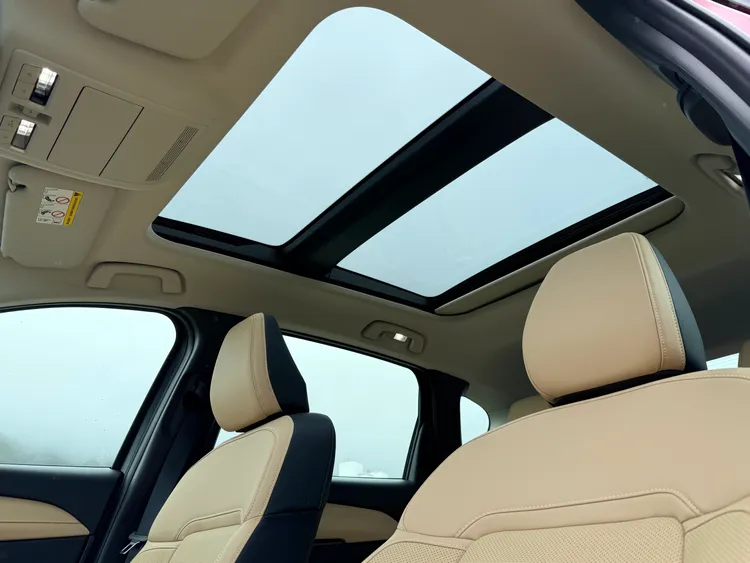 新CX-5在頂規25S AWD Premium Plus配有全景天窗，延伸車室採光與開闊感，即使後座擁有更充裕的頭部空間，也不會因為車頂增加天窗機構而感到明顯壓迫。林浩昇攝