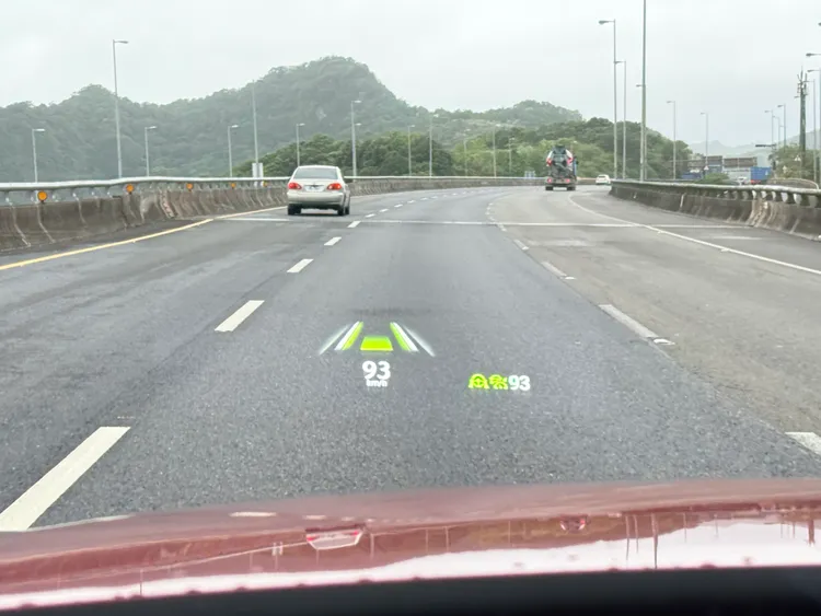Exclusive以上車型標配Windshield HUD大型全彩抬頭顯示器，可將車速、導航與駕駛輔助等資訊直接投影在前方視線範圍，減少駕駛低頭查看儀表的機會。林浩昇攝