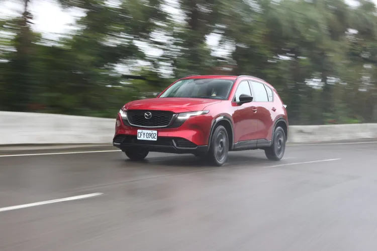 新CX-5換上2.5升自然進氣引擎後，起步反應比舊款2.0升更輕快，油門踩下後動力輸出線性而順暢，市區走走停停也能展現從容的加速表現。林浩昇攝