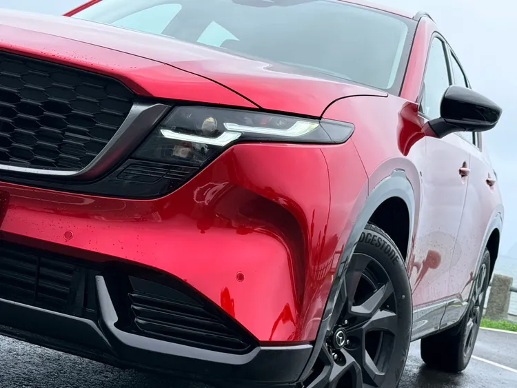 新CX-5全車系標配LED頭燈與日行燈，Premium以上車型再升級進階型智慧頭燈，具備防眩遠光、廣角近光與主動轉向等功能。林浩昇攝