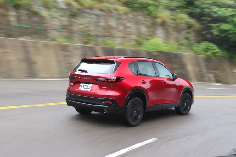 底盤重新調校後，CX-5行經起伏路面時能更快恢復穩定，加上i-ACTIV AWD持續調整前後軸扭力分配，高速巡航或變換車道時都能帶來穩定且安心的行駛感受。林浩昇攝