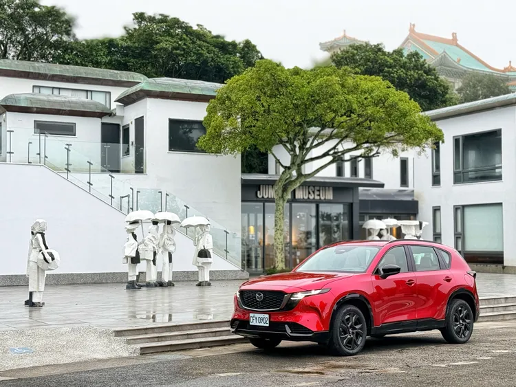 第三代CX-5沒有只靠價格與配備吸引消費者，而是從空間、舒適、科技到動態表現全面補強，讓這輛經過近10年淬鍊的主力休旅重新找回競爭力，也更貼近現在家庭用車的需求。林浩昇攝