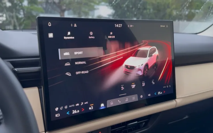 新CX-5提供Normal、Sport與Off-Road三種行車模式，可依不同路況與駕駛需求切換，搭配i-ACTIV AWD智慧型四驅系統自動調整前後軸扭力分配，提升各種路況下的行駛穩定性。林浩昇攝