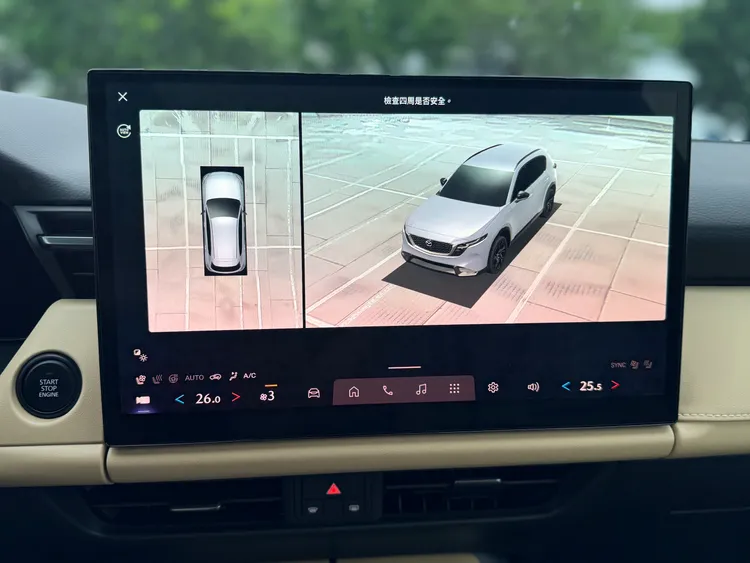 25S AWD Premium以上車型的360度環景影像系統也同步升級，除了導入源自CX-60的See-Through View超廣角影像輔助功能，這次更加入底盤透視、車側影像與3D全景影像等多種視角。林浩昇攝