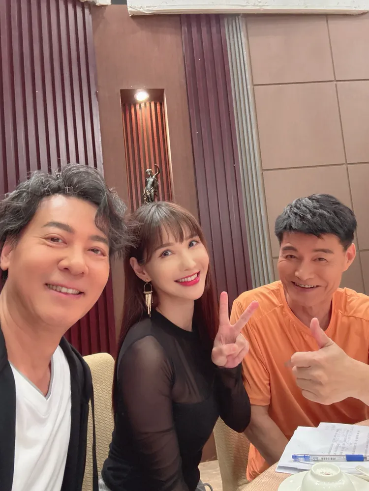 徐千京（中）和尹昭德（左）上演美人計套話王中皇。民視提供