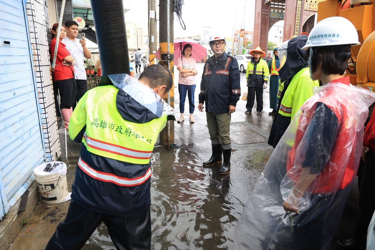 雨炸高雄!24小時累積雨量已達567毫米 陳其邁坐鎮北高雄緊盯水情