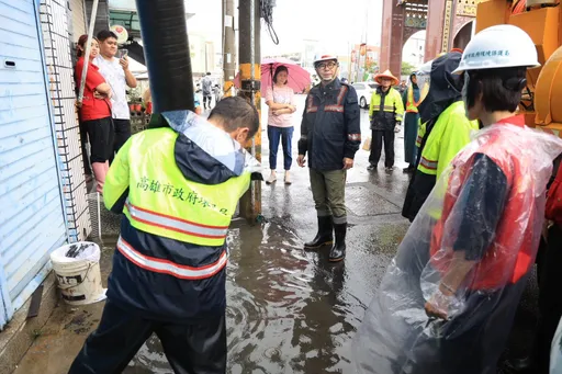 雨炸高雄！24小時累積雨量已達567毫米　陳其邁坐鎮北高雄緊盯水情