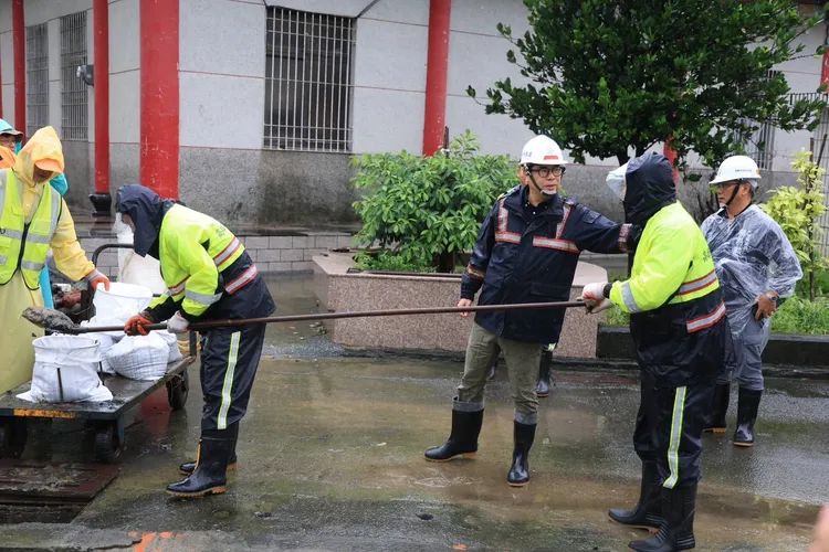 陳其邁慰問冒雨清淤的環保局清潔人員。翻攝畫面