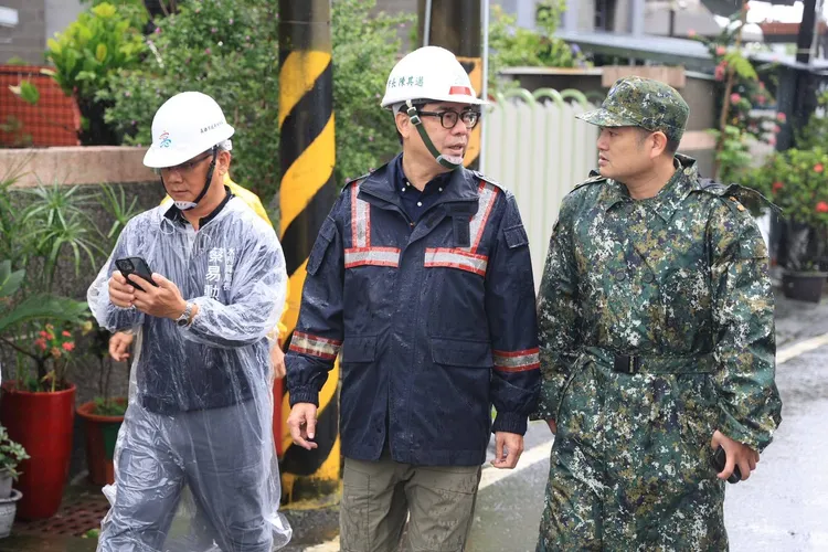 高雄市長陳其邁24日一早展開視察北區雨量超高區域。翻攝畫面