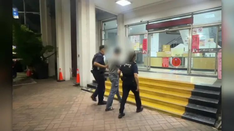 岡山警分局員警當場逮捕陳男，詢後送橋頭地檢偵辦並建請羈押。民眾提供
