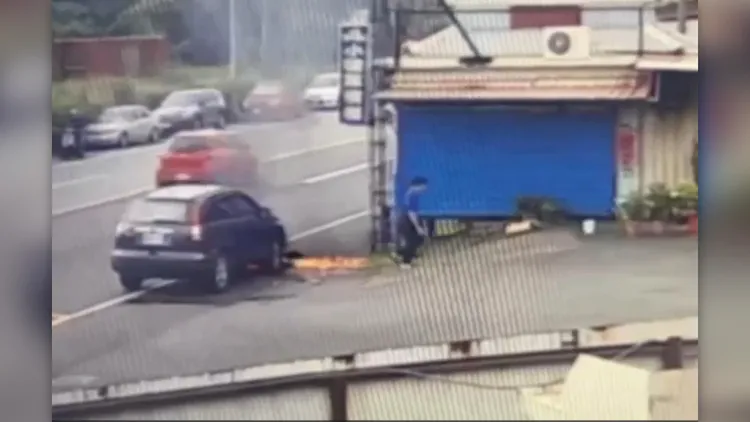 陳男肇事後繼續往前開，直到機車遭拖行起火，他才將車停下。民眾提供