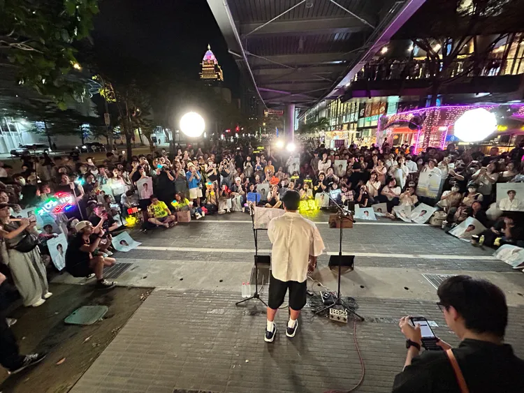 逾百迷粉絲到場朝聖黃致列的街頭表演。讀者提供