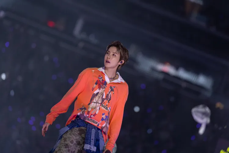 j-hope的亮橘色馬球圖案Polo衫致敬品牌經典基因。品牌提供