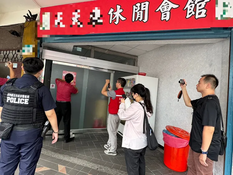 蘆洲警聯手市府對非法休閒會館「斷水斷電」，強拆治安毒瘤。翻攝畫面