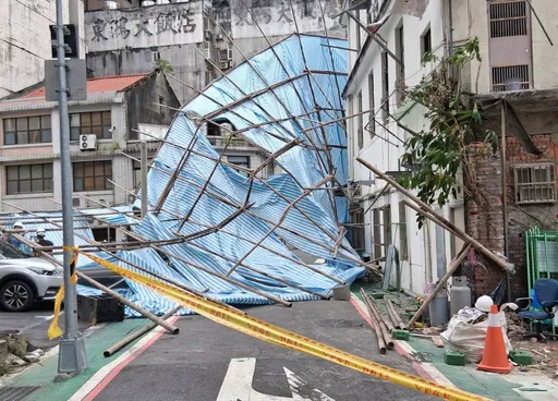 白海豚外圍環流發威？北市鷹架倒塌...警拉封鎖線調查