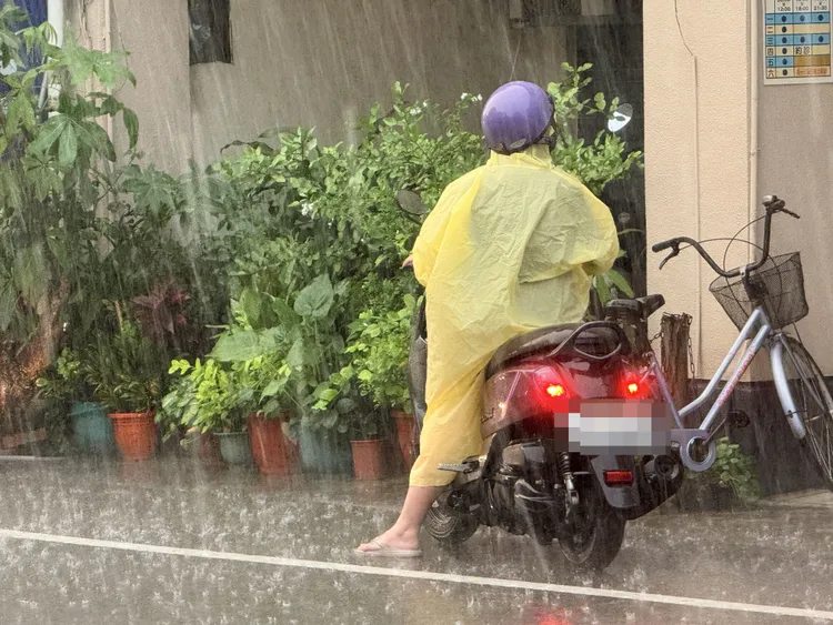 黃色輕便雨衣丟棄需回收。示意圖，攝影中心