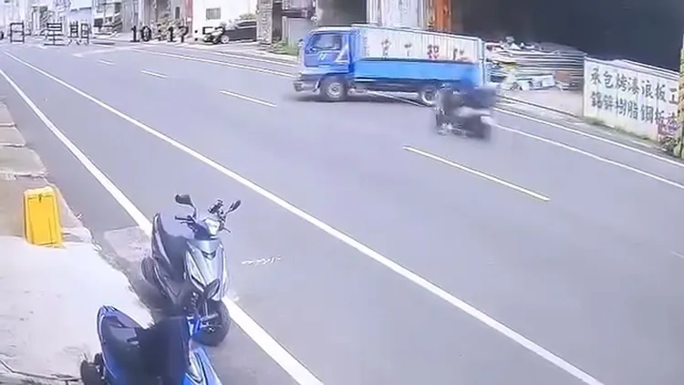 小貨車從路邊起步後直接迴轉，導致飲料店外送機車煞車不及撞上。民眾提供