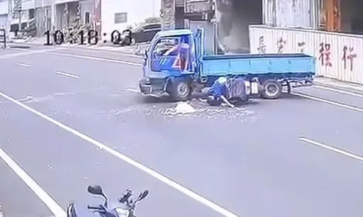 小貨車路邊起步大迴轉　18歲外送員猛撞！飲料噴飛人重傷　