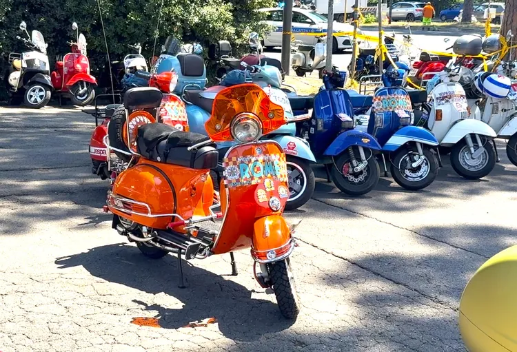 不少車主特地替愛車換上復古配件、行李架與旅行裝備，讓每輛Vespa都展現獨一無二的個人風格。林浩昇攝