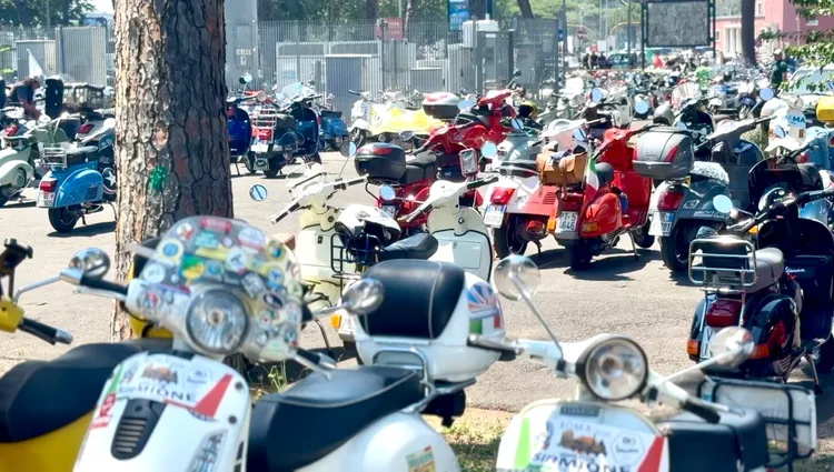 停放整齊的數百輛Vespa形成壯觀景象，不同世代車款同場亮相，也反映出品牌歷久不衰的魅力。林浩昇攝
