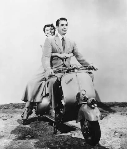 電影《羅馬假期》中奧黛麗·赫本（Audrey Hepburn）與葛雷哥萊·畢克（Gregory Peck ）騎乘Vespa躍上大螢幕之後，讓Vespa從此風迷於全世界。高雄電影館官網