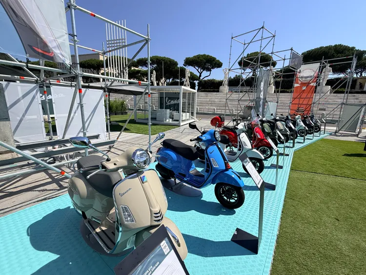 一字排開的Vespa各系列車款，包含限量車型、80周年特式版等，都在Vespa Village展區讓車迷細細品味。林浩昇攝
