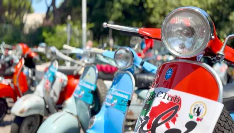 各式不同年份、不同塗裝的Vespa齊聚停車場，不少車主更細心保留原廠配件與經典細節，吸引車迷駐足欣賞。林浩昇攝