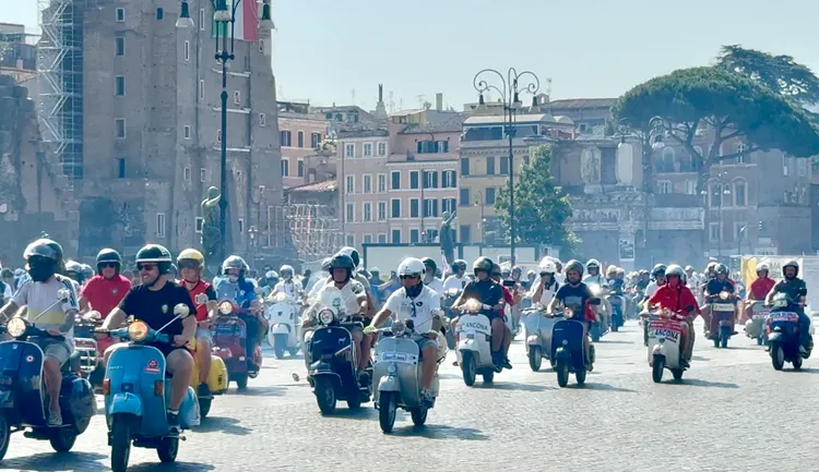數千輛 Vespa 穿越羅馬街頭，沿途行經古羅馬競技場等世界知名地標，形成難得一見的人車共演畫面。林浩昇攝
