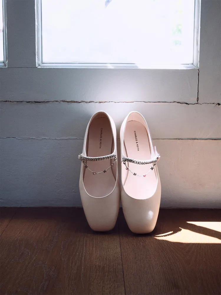 CHARLES & KEITH鍊帶瑪莉珍鞋，2190元。品牌提供