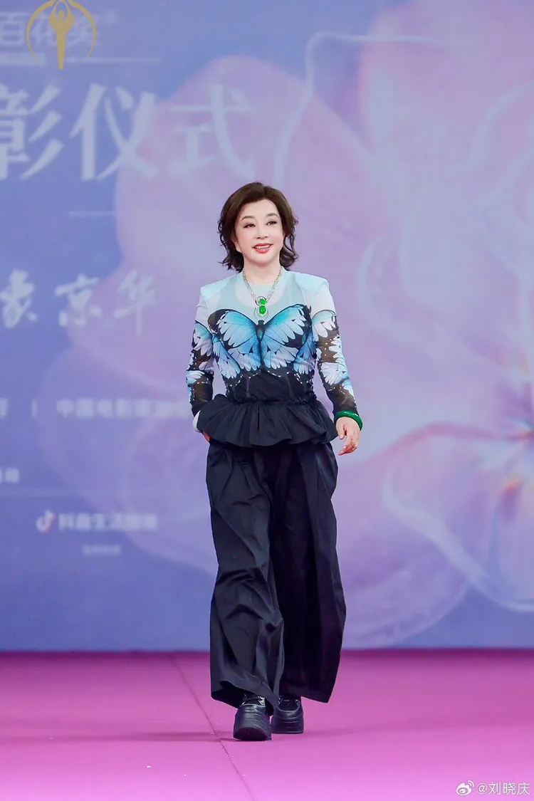 劉曉慶分析劇組夫妻產生原因在於拍片環境長期封閉。翻攝自劉曉慶微博