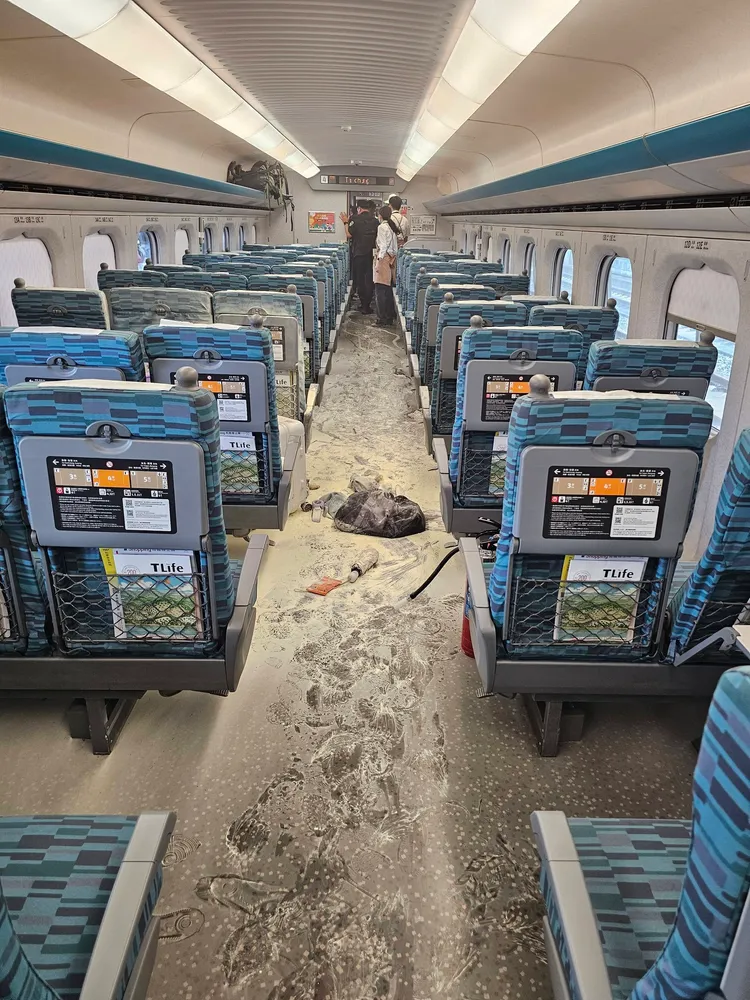 車廂內滿是乾粉滅火器造成的粉塵。蘇崇煇教授提供