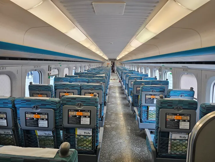 高鐵人員清理車廂，並將旅客疏散至其他車廂。蘇崇煇教授提供