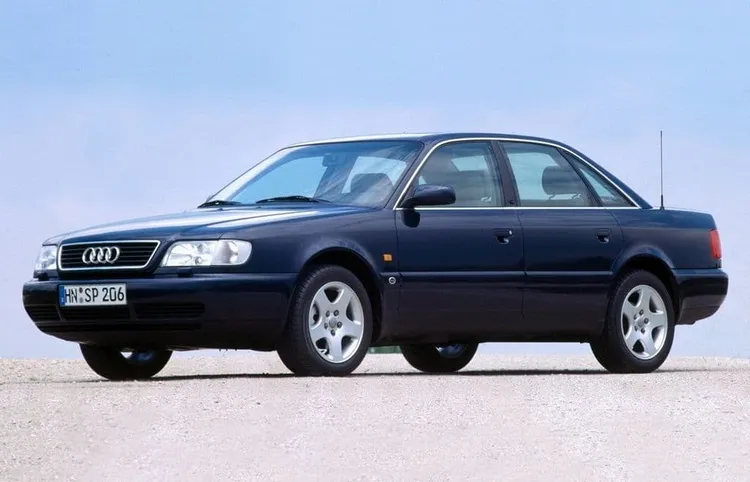1994年Audi 100 C4小改款後正式更名為A6，雖然換上全新命名，但仍延續C4底盤架構，成為A6車系發展的正式起點。原廠照片