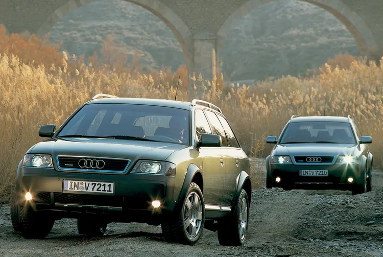 以A6 Avant為基礎打造的Allroad quattro，提高車身與離地高度，再加入防刮材質、底盤護板及quattro四輪驅動，開創豪華旅行車與越野機能融合的產品型態。原廠照片