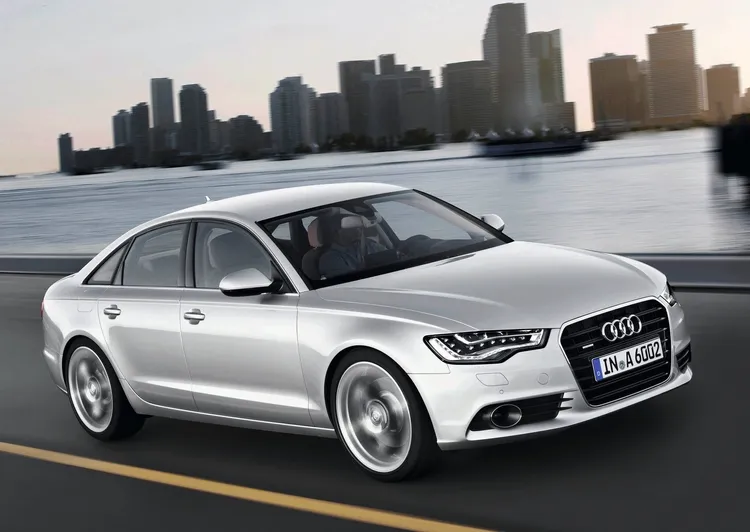 C7世代Audi A6導入全新MLB模組化平台與更完整的缸內直噴動力陣容，並加入Hybrid混合動力，展現A6邁向高效率與科技化的新階段。原廠照片