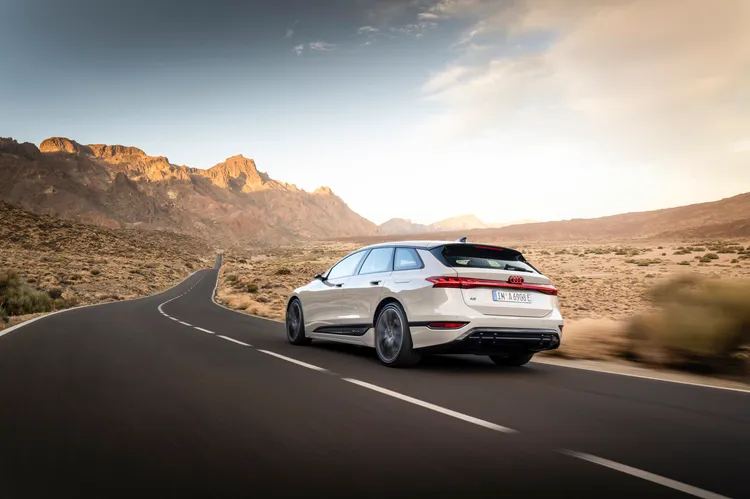 A6 Avant e-tron車長達4,928mm，透過低伏車頂與流線車身降低風阻，同時保留旅行車實用空間，兼顧豪華、性能與日常機能。原廠照片