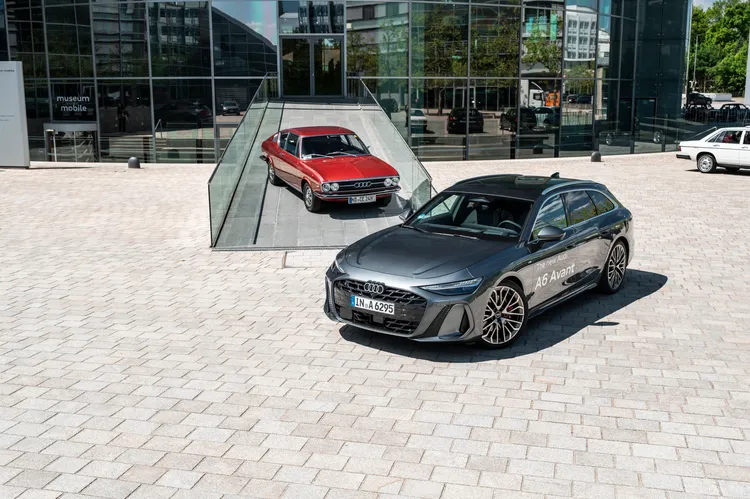 從經典Audi 100到最新世代 A6，見證四環中大型房車跨越半世紀的演進，也象徵Audi從傳統燃油動力一路邁向燃油、純電並行的新世代。原廠照片