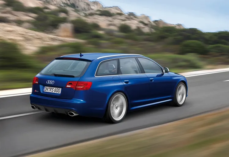 從V8到V10，再到雙渦輪增壓動力，RS6持續將A6車系的性能天花板向上推升，也成為Audi性能房車的重要代表。原廠照片