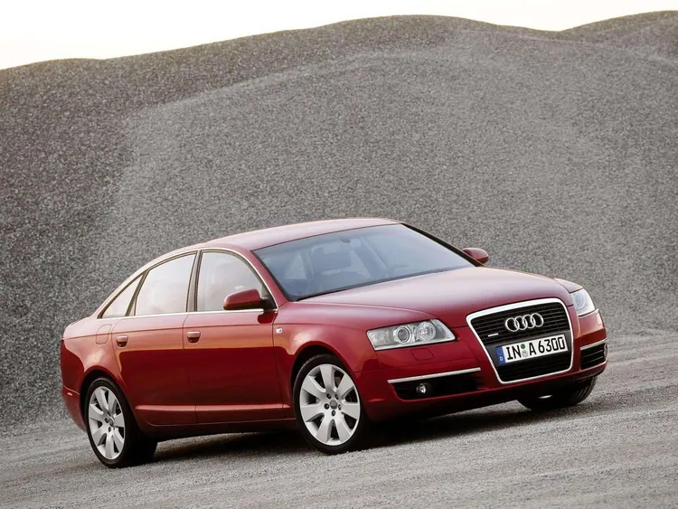2004年登場的C6世代導入Audi經典Singleframe單體式盾形水箱護罩，同時首度將MMI多媒體系統帶入A6，開啟品牌數位化座艙的新階段。原廠照片
